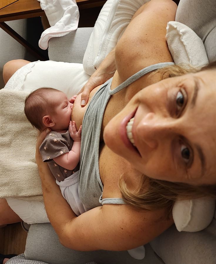 Dra. Milena Catani amamentando sua filha Luna