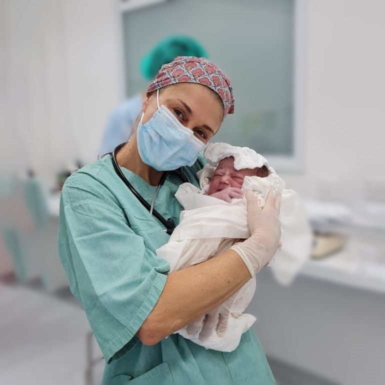 Dra. Milena Catani — Neonatologista em sala de parto